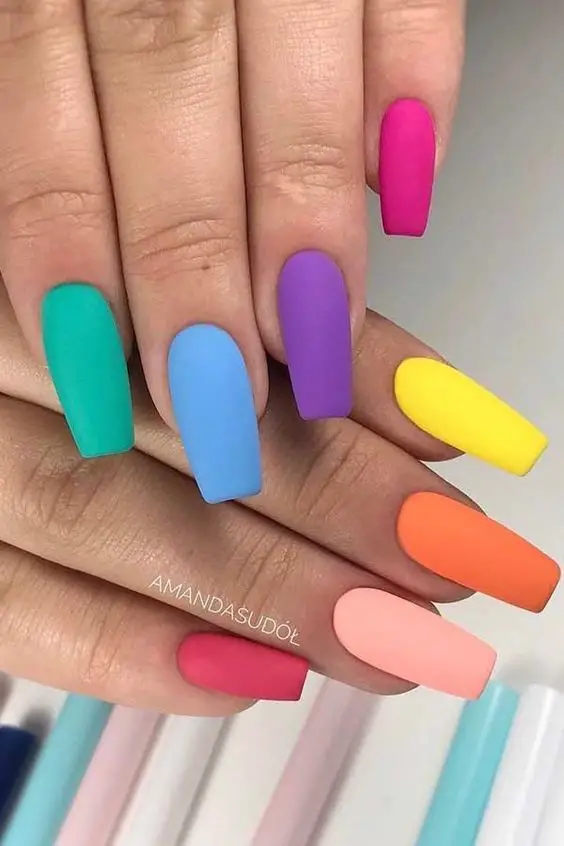 Exemplo de unhas de arco-íris