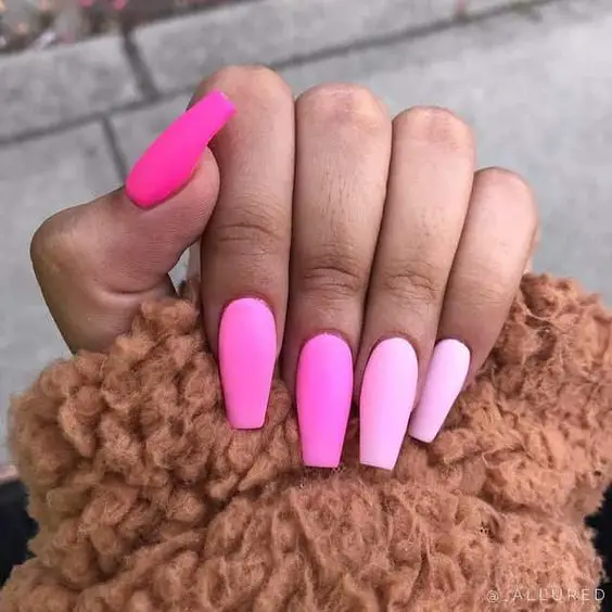 Esmaltação em degrade rosa neon