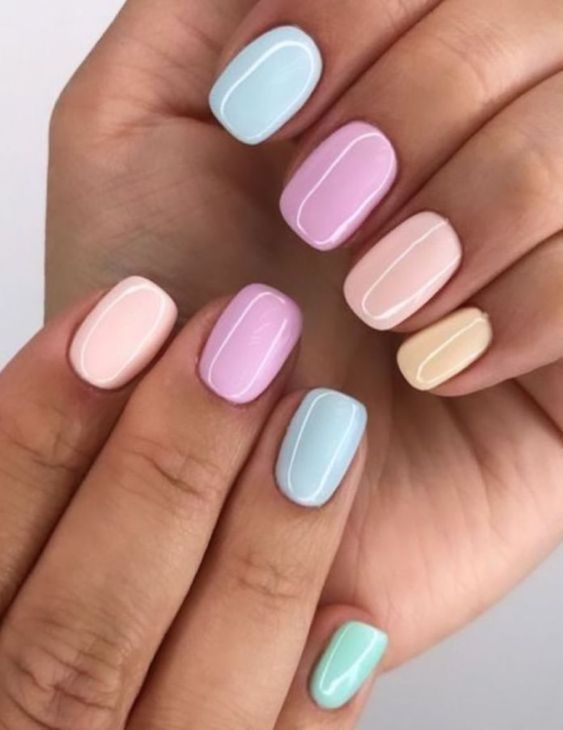 Esmaltação em unhas curtas decoradas coloridas tons pastel