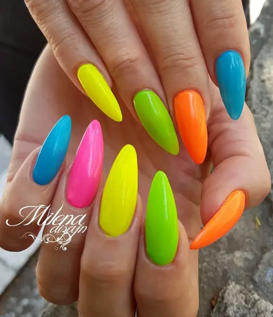 Unhas multicoloridas