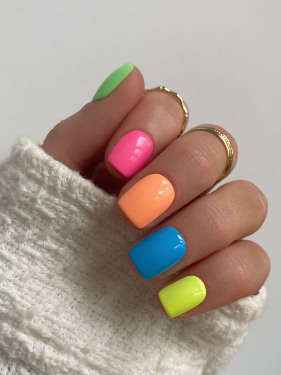 Esmaltação de unhas decoradas coloridas