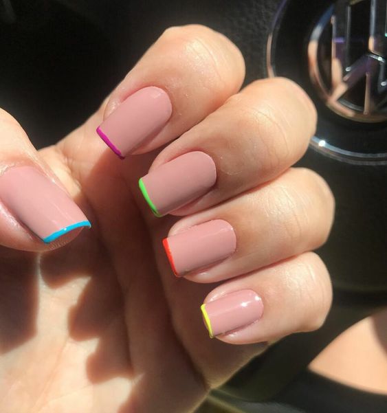 Francesinhas uma de cada cor com esmaltação nude