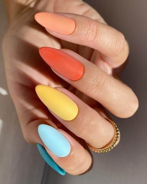 Perfeitas unhas decoradas coloridas uma de cada cor