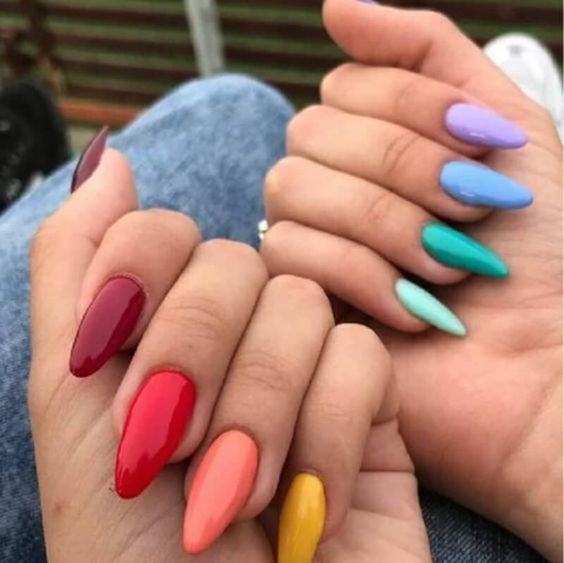 Esmaltação de unhas decoradas colorida arco-íris