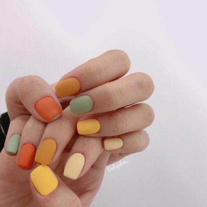 Modelo de unhas pintadas simples com vários tons