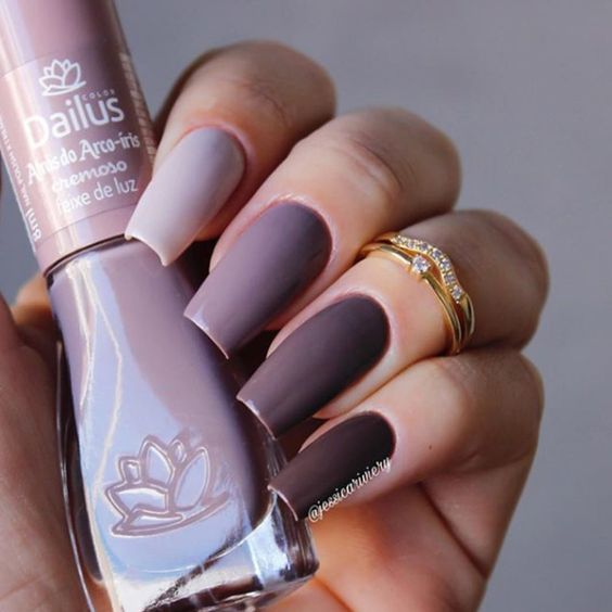 Esmaltação de unhas em vários tons