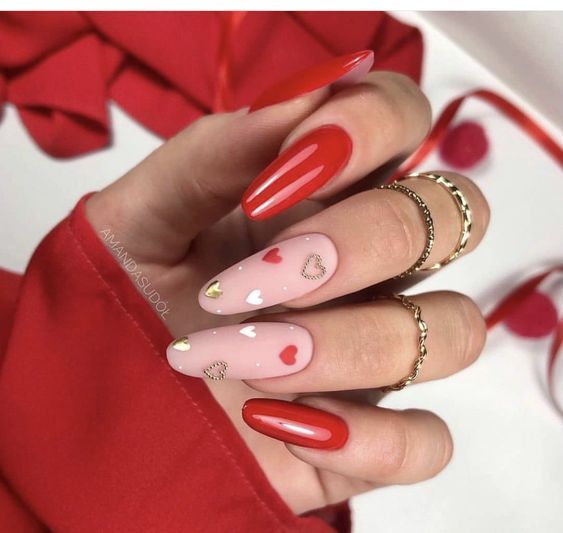 Lindas unhas vermelhas com decorações de coração