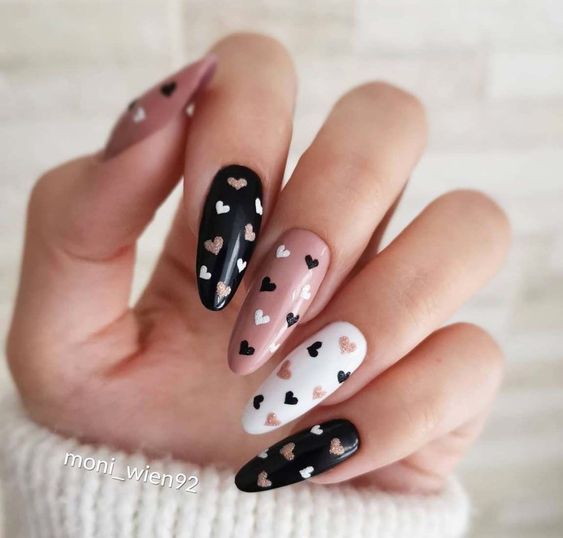 Unhas decoradas com vários corações