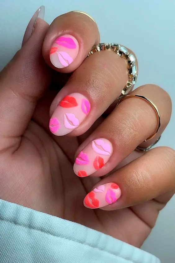 Modelo de unhas decoradas para o dia dos namorados com adesivos de beijos