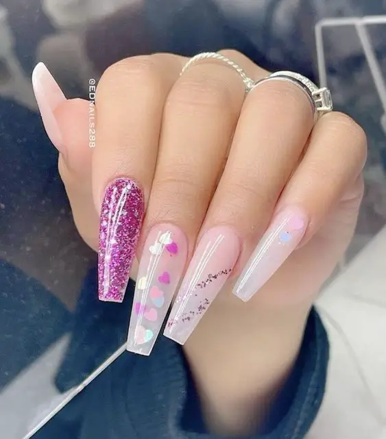 Esmaltação em gel em unhas acrílicas rosa