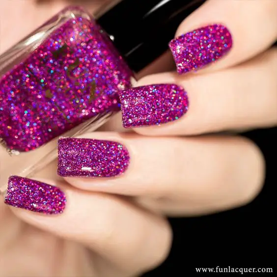 Design de unhas com glitter rosa