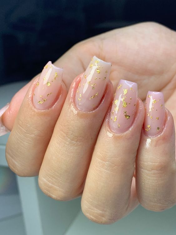 Decoração nas unhas com folhas de ouro