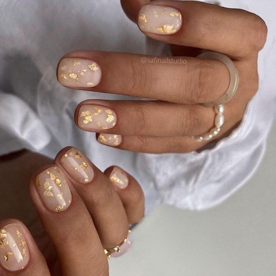 Folhas de ouro nas unhas 