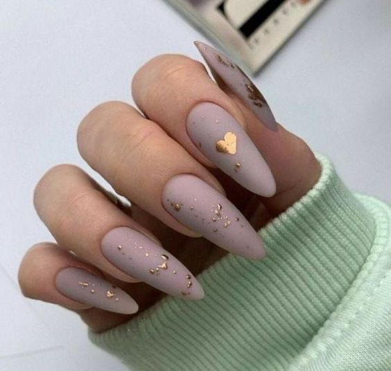 Modelo de unhas nude com dourado