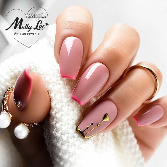 Delicadas unhas rosa com francesinha e coração dourado derretendo