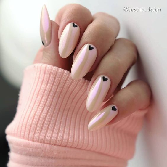 Unhas minimalistas com corações pretos