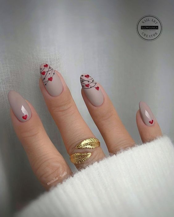 Esmaltação nude com corações vermelhos