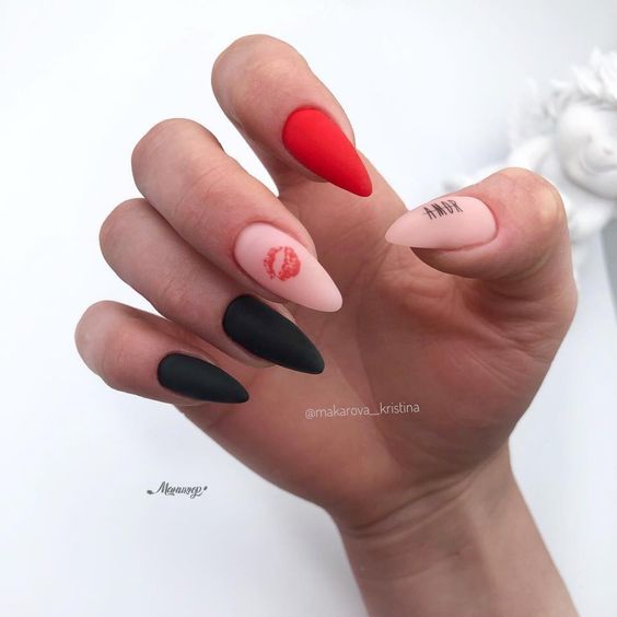 Decoração de unhas pretas, vermelha e nude com desenho de beijo