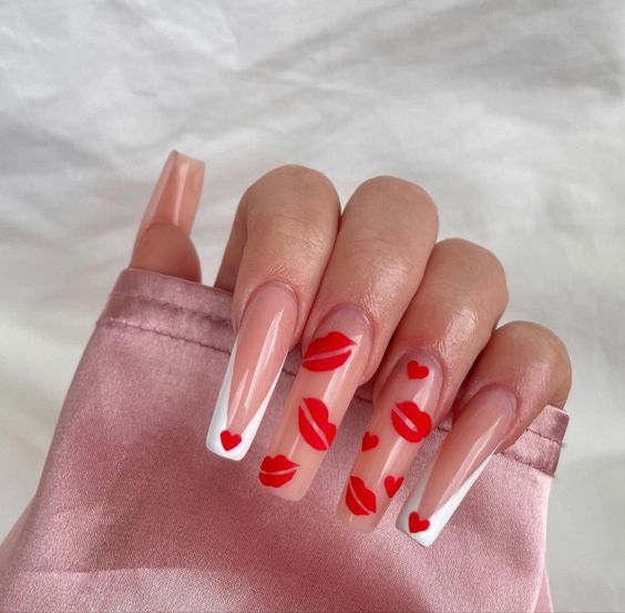 Modelo de unhas compridas com desenhos de beijos