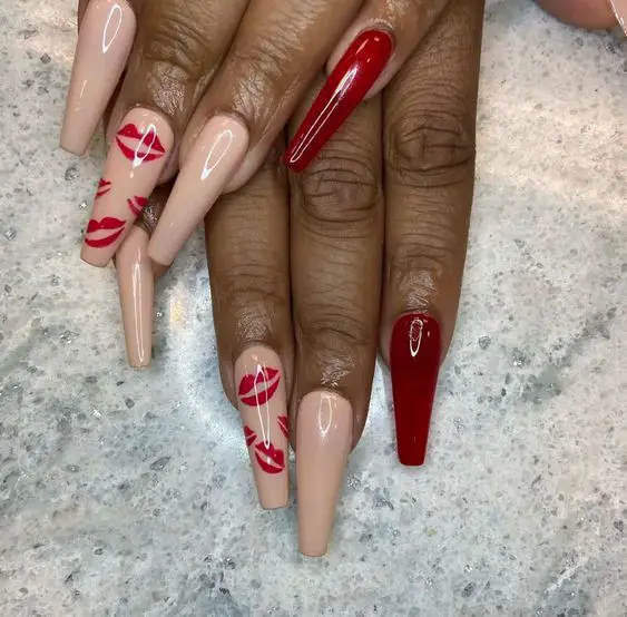 Beijos nas unhas nude com vermelho