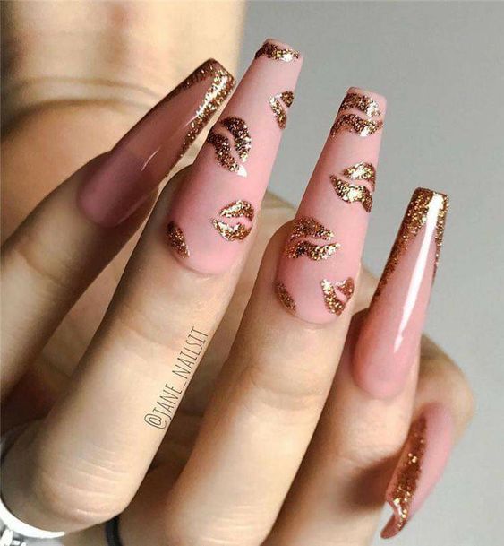 Decoração de unhas rosa claro com beijos dourados