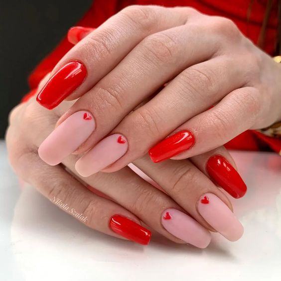 Lindas unhas vermelhas com rosa e desenho de coração