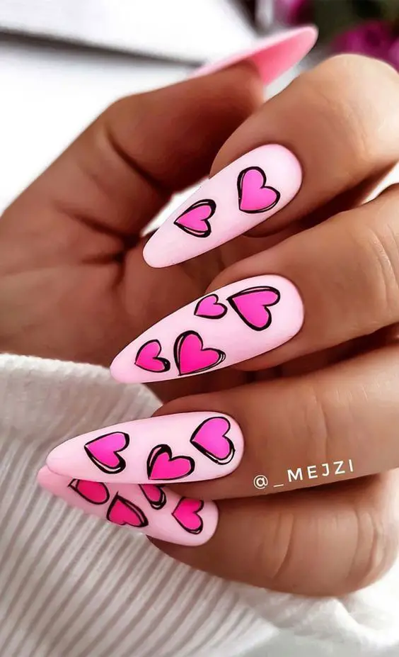 Modelo de unhas rosa claro com corações rosa escuro