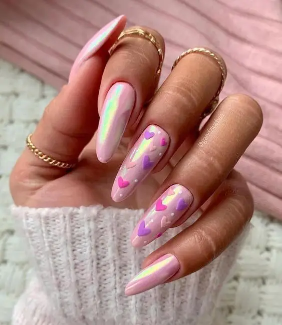 Unhas decoradas com rosa cintilante e adesivos de corações