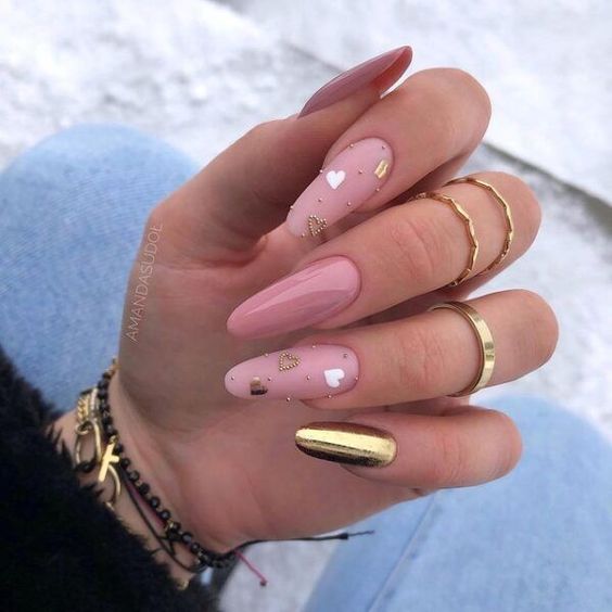 Design minimalista de unhas rosas com dourado