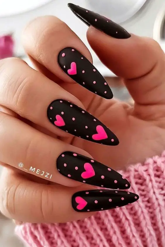 Esmaltação preta nas unhas com adesivos de corações rosas