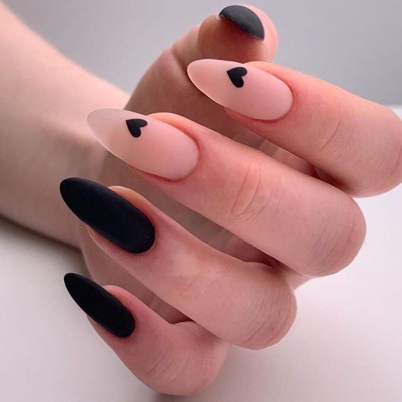 Modelo de unhas pretas com coraçõezinhos pretos