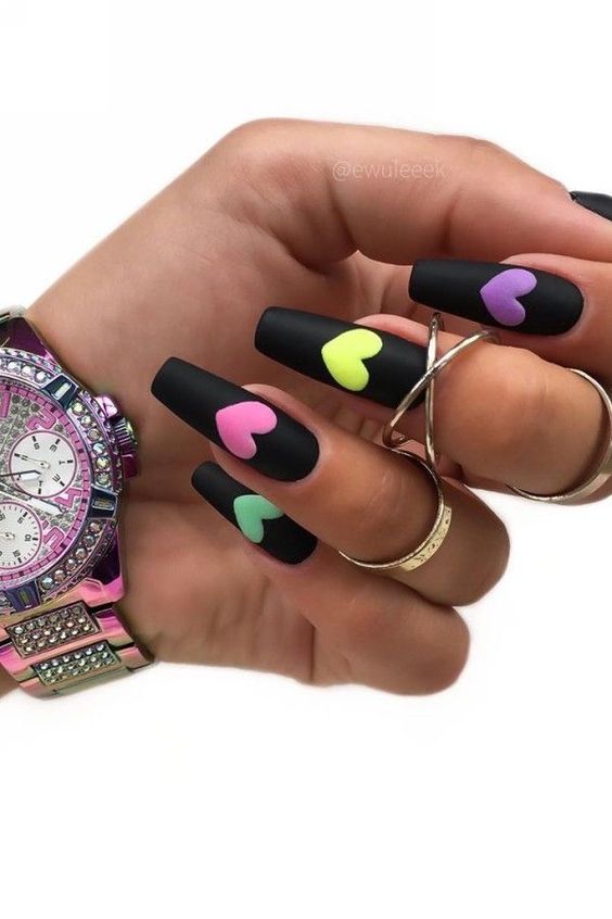 Esmaltação preta nas unhas com adesivos de corações coloridos