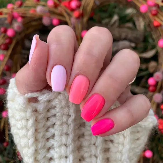 Esmaltação rosa em unhas para o dia dos namorados