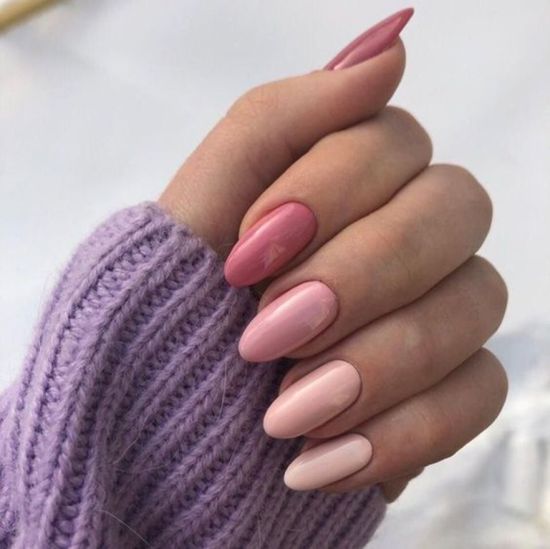 Modelo de unhas coloridas em tons de nude rosa