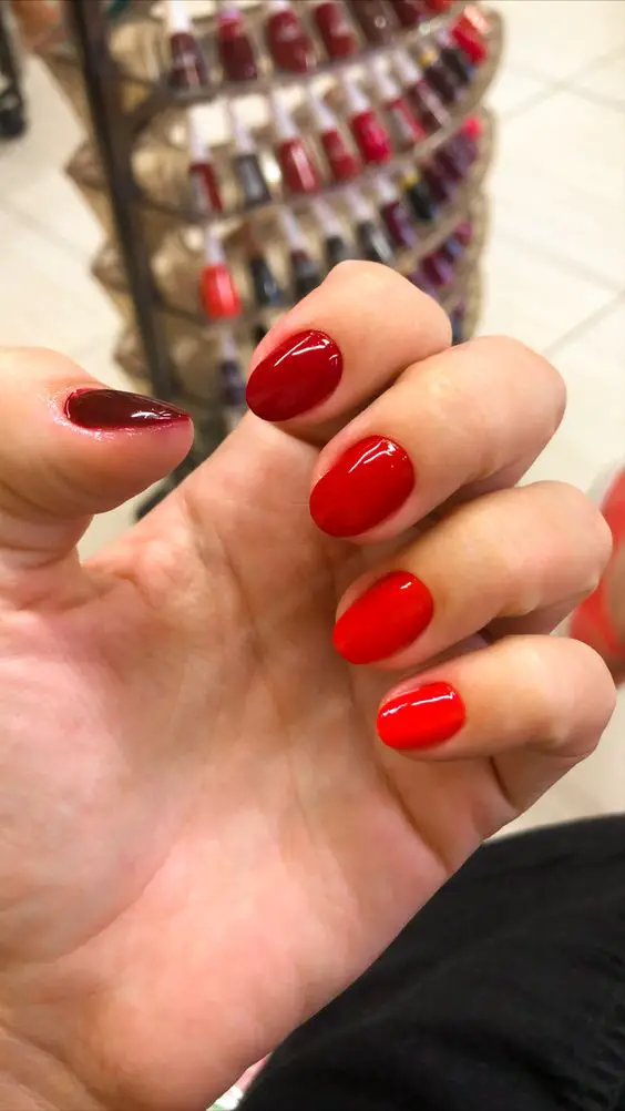 Degrade de tons vermelhos nas unhas para o dia dos namorados