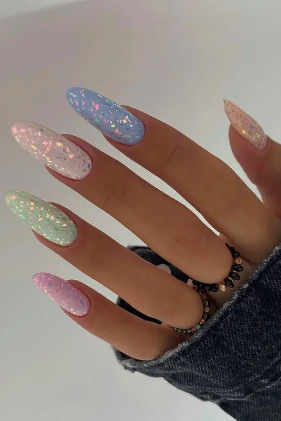 Unhas pontudas coloridas com glitter