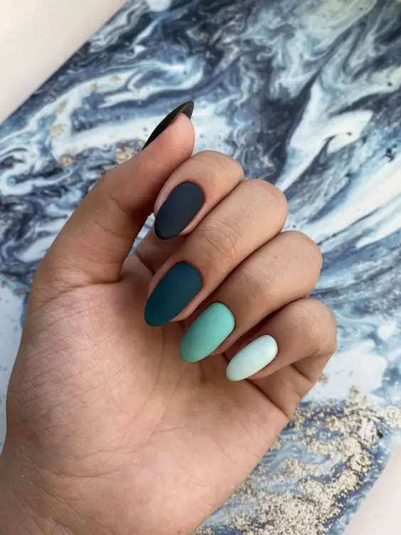 Unhas coloridas em degrade de verde