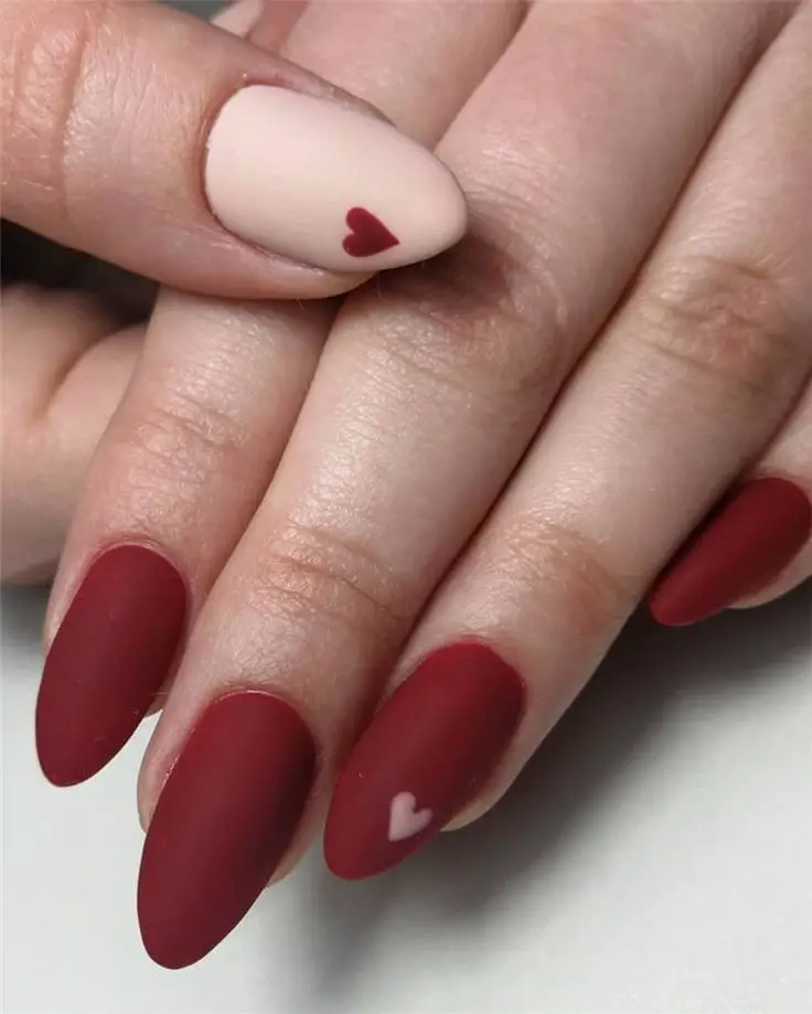 Detalhes nas unhas vermelhas com nude