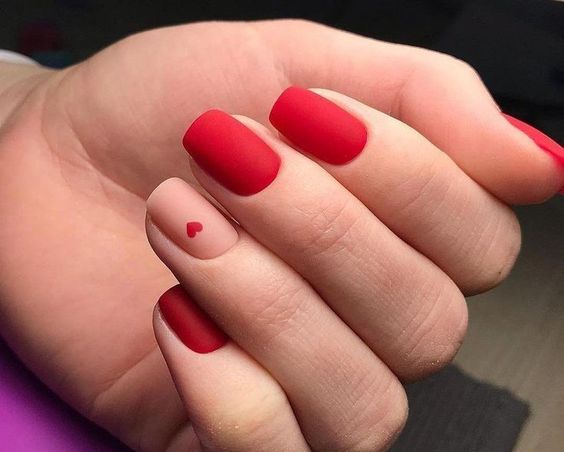 Esmaltação vermelha fosca com filha única nude com desenho de coração