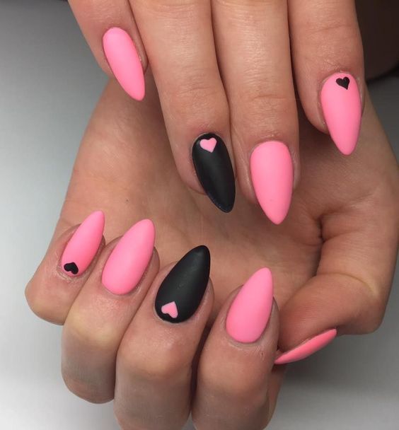 Unhas foscas rosa e preto com corações