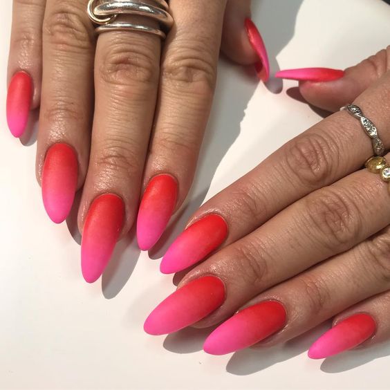 Design de unhas ombre foscas vermelho e rosa