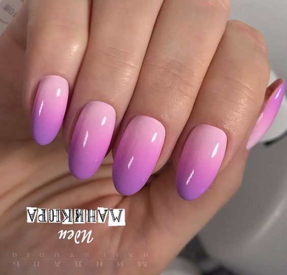 Delicadas unhas em degrade roxo e rosa