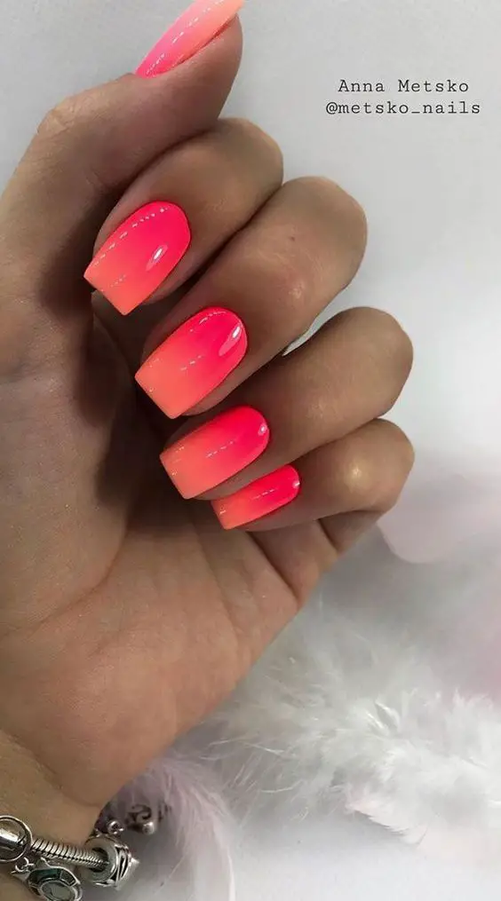 Exemplo de unhas ombre laranja com rosa