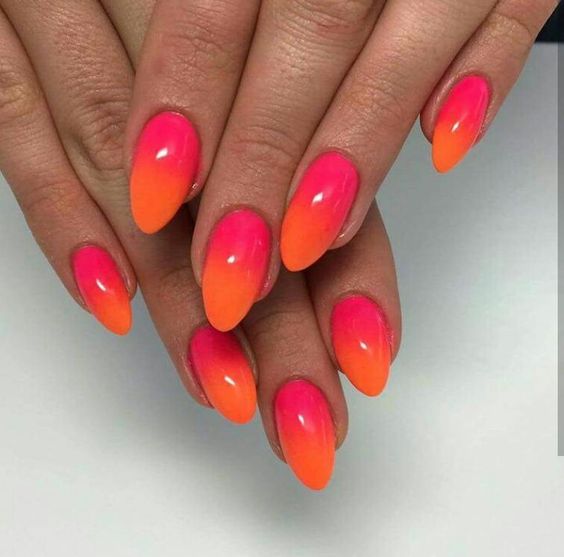 Decoração de unhas ombre laranja e rosa