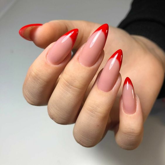 Esmaltação nude com francesinha vermelha