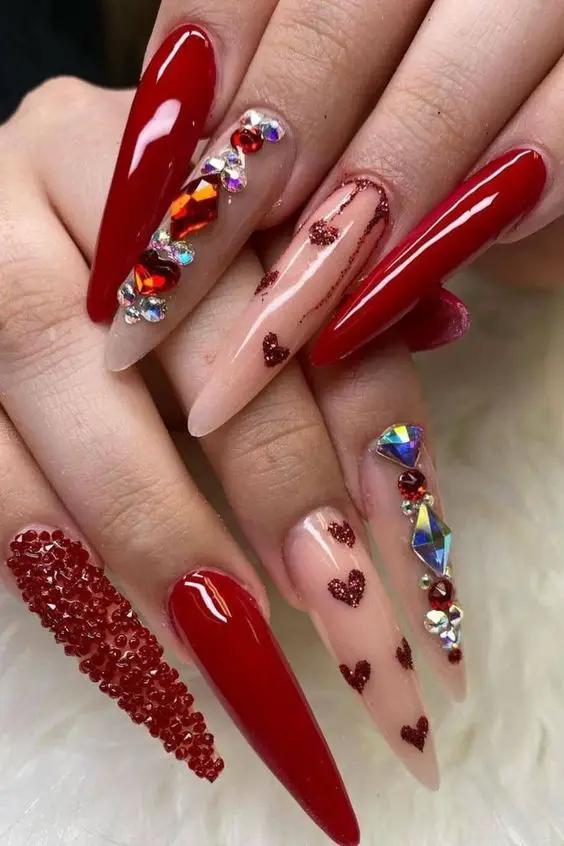 Muito brilho nessas unhas decoradas vermelhas