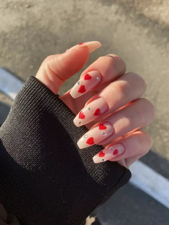 Lindas unhas com corações e joias para o dia dos namorados