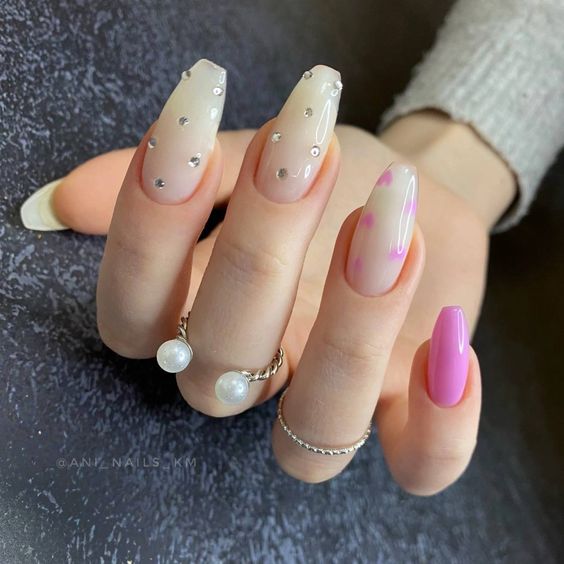 Strass nas unhas com corações rosas