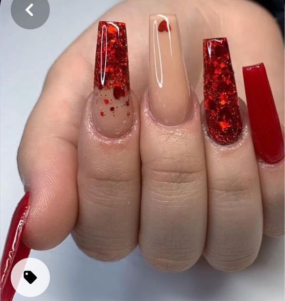 Modelo de unhas vermelhas com glitter e corações