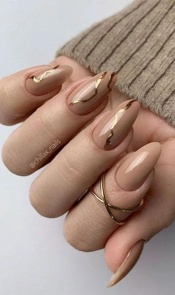 Esmaltação simples nude com dourado para o inverno 2022